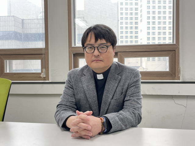 현직 물리학자이자 천주교 사제인 김도현 바오로 신부(대구가톨릭대 인성교육원 교수). 이연정 기자