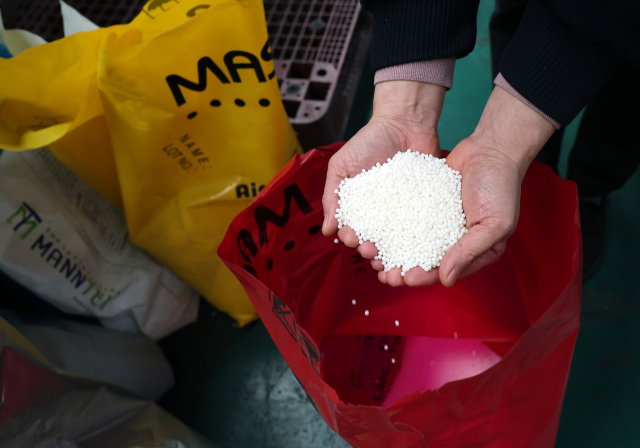 중동 정세 불안에 따른 나프타 도입 차질로 국내 석유화학 업체들이 감산에 나서면서 국내 플라스틱 가공업체들이 어려움에 처한 가운데 24일 한 플라스틱 필름 제조 공장의 원료 창고에서 관계자가 폴리에틸렌 등 원료를 보여주고 있다. 연합뉴스