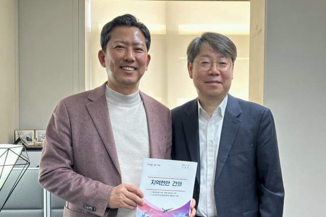 김장호(왼쪽) 구미시장이 최우혁 산업통상부 첨단산업정책관과 사진을 찍고 있다. 구미시 제공