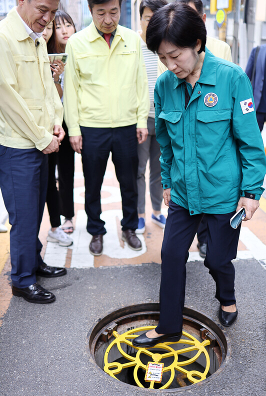 맨홀 추락 방지 시설물 설치 현장. 연합뉴스