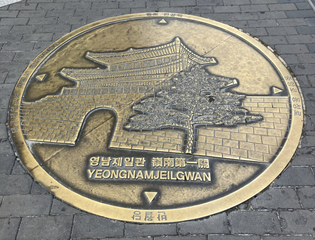 대구 중구 남성로 소재 영남제일관 맨홀. 황희진 기자