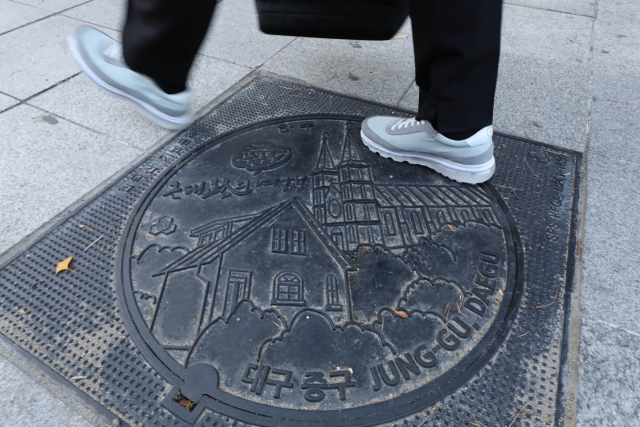 대구 중구 계산성당 디자인 맨홀. 매일신문DB