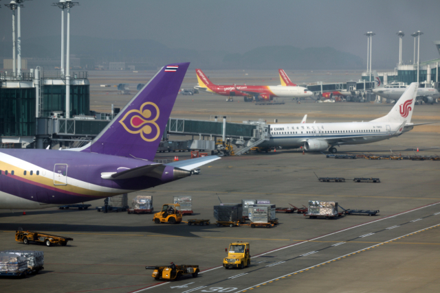 중동 사태로 국제유가와 환율이 오르면서 오는 4월 국제선 항공권에 부과되는 유류 할증료가 전달과 비교해 급등하며 여행객들의 항공권 요금 부담이 가중되게 됐다. 16일 항공업계에 따르면 4월 유류할증료 기준이 되는 올해 2월 16일∼3월 15일 싱가포르 항공유 평균값은 총 33단계 중 18단계에 해당한다. 사진은 이날 인천공항 제1여객터미널 계류장 모습. 연합뉴스