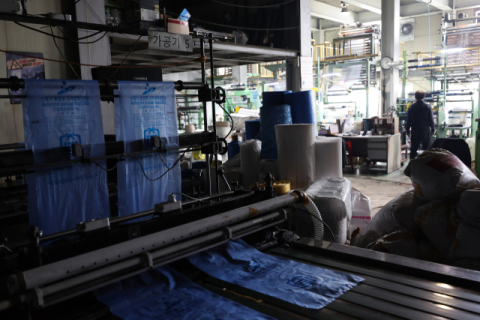 중동발 원료난에 '비닐 대란' 조짐…종량제봉투 공급 흔들리나