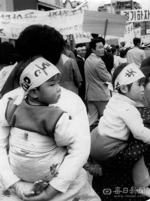 1975년 대구 중앙통과 대구역 앞 광장 일대에서 열린 반공·멸공 궐기대회. 매일신문DB