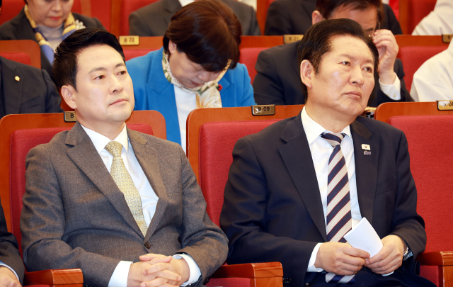 더불어민주당 정청래 대표와 국민의힘 장동혁 대표가 4일 서울 여의도 국회 도서관에서 열린 2026 국회정각회 신춘법회에 참석해 있다. 연합뉴스