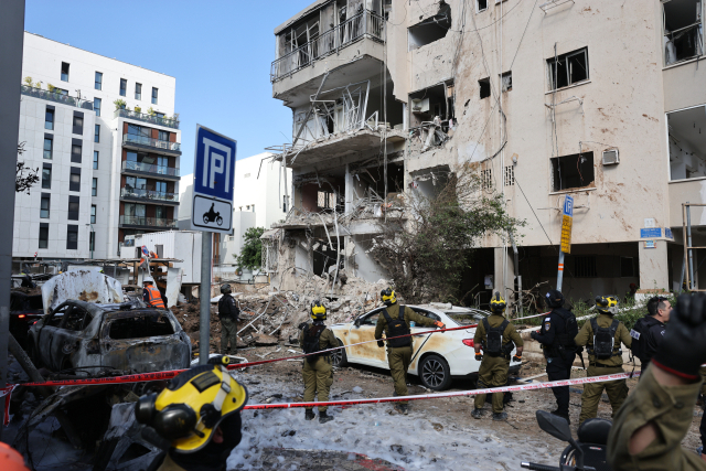24일 이스라엘 텔 아비브 주거 지역에서 이란의 미사일 공습으로 파괴된 건물에서 구조팀이 활동하고 있다. 도널드 트럼프 미국 대통령이 전날 5일간 협상에 돌입한다고 했지만, 미국-이스라엘은 이란과 공습을 주고 받고 있다. EPA 연합뉴스