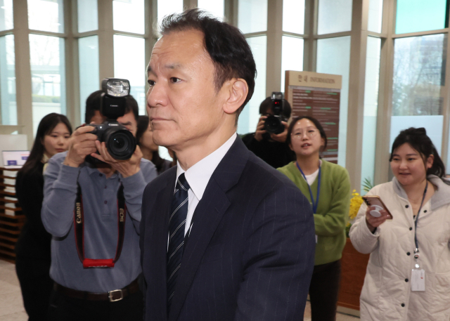 일본 고등학생이 내년 봄부터 사용할 새로운 사회과 교과서 상당수에 또다시 독도가 일본 고유 영토라는 억지 주장이 담긴 검정 결과가 발표된 것과 관련해 마츠오 히로타카 주한일본대사관 총괄공사가 24일 서울 종로구 외교부로 초치되고 있다. 연합뉴스