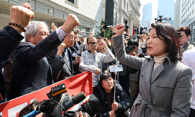 국민의힘 공천관리위원회 결정에 따라 대구시장 경선에서 컷오프된 이진숙 전 방송통신위원장이 24일 서울 영등포구 여의도 국민의힘 중앙당사에서 경선 결과에 대한 입장을 밝힌 뒤 당사 앞 지지자들과 인사하고 있다. 연합뉴스