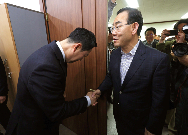 22일 오전 국민의힘 대구시당에서 열린 장동혁 대표와 지역 국회의원의 비공개 연석회의에서 주호영 의원이 장 대표와 악수를 하고 있다. 연합뉴스
