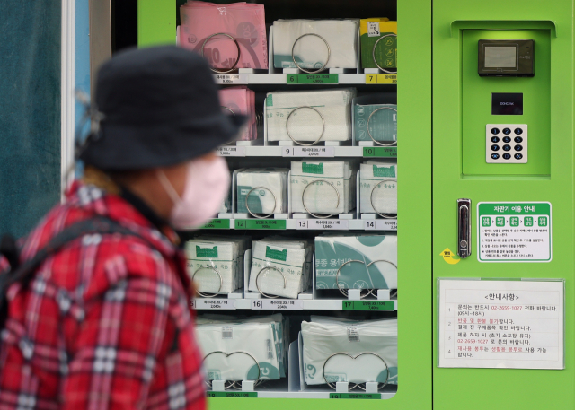 중동 상황에 따른 비닐과 플라스틱 원료가 되는 나프타 등 석유화학 제품 수급에 비상이 걸린 가운데 종량제봉투를 판매하는 종량제닷컴은 홈페이지를 통해 종량제봉투 제작 및 수급, 입고 일정이 원할하지 못한 상황이라고 밝혔다. 사진은 24일 서울 시내 종량제봉투 자판기. 연합뉴스
