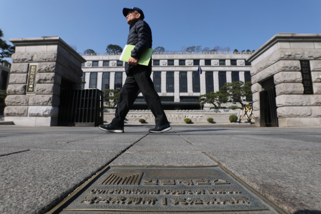 재판소원을 도입한 헌법재판소가 이르면 이번주 그간 접수된 사건들의 사전심사 결과를 낼 것으로 보이는 가운데 23일 서울 종로구 헌법재판소의 모습. 전날 법조계에 따르면 헌법재판관 3명으로 구성된 지정재판부는 이번주 초 재판관 평의를 열고 일부 재판소원 사건의 본안 회부 또는 각하 여부를 결정할 예정이다. 연합뉴스