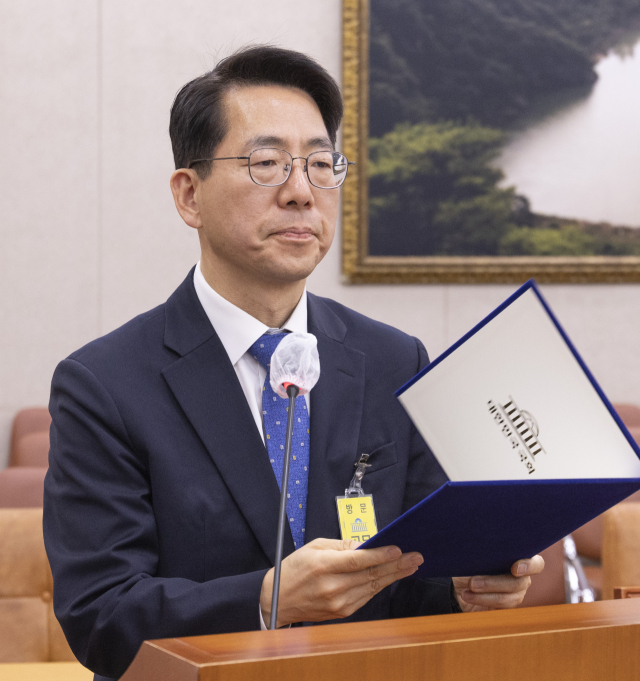 황종우 해양수산부 장관 후보자가 23일 국회 농림축산식품해양위원회에서 열린 인사청문회에 출석해 선서를 마치고 있다. 연합뉴스