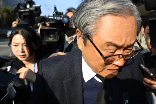 대형 화재로 74명의 사상자가 발생한 대전 안전공업의 손주환 대표이사가 23일 오후 합동 감식과 압수수색이 진행 중인 안전공업 본사를 떠나고 있다. 연합뉴스