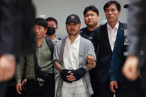 '필리핀 마약왕' 박왕열 송환 여객기 인천공항 도착