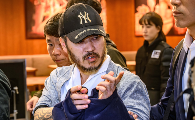 송환된 '마약왕' 박왕열 …취재진 향해 