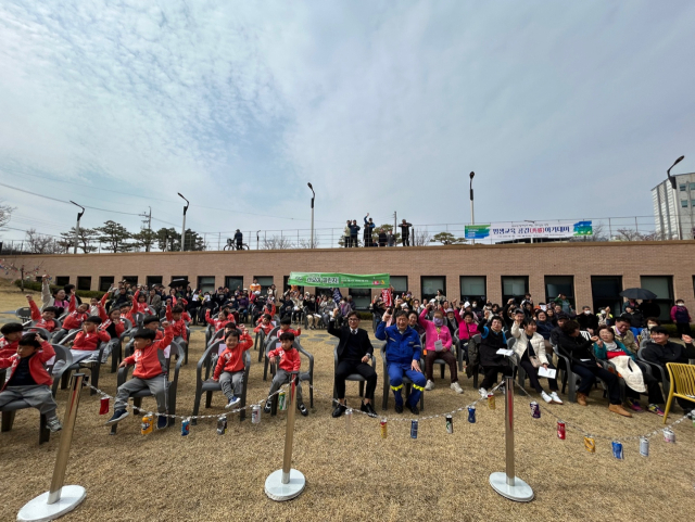 노벨리스코리아 영주공장이 영주시장애인복지관에서 희망-캔모아-챌린지 발대식을 하고 있다. 영주시장애인복지관 제공