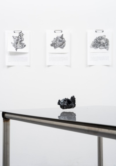 이수현, 중력관찰1 탐사코드 D-SL-16, 슬래그, 스테인레스스틸, 자기부상장치, 135&times;70&times;85cm, 2025