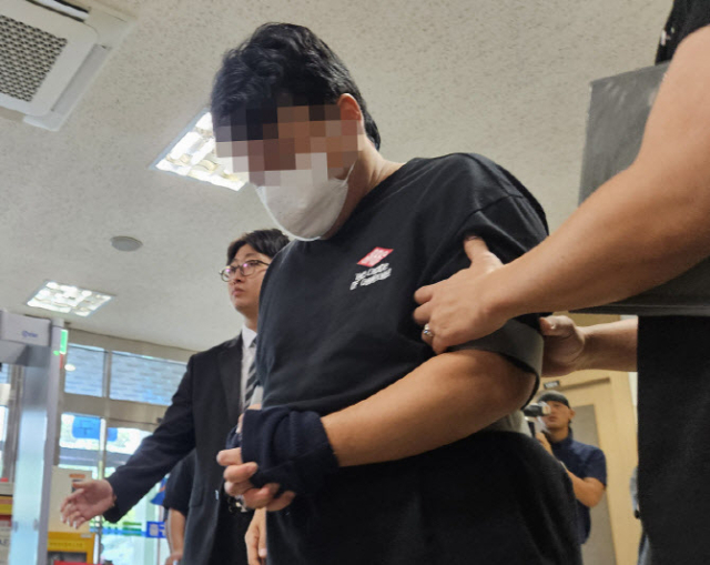 생후 한 달여 된 아들을 때려 숨지게 한 30대 남성이 지난해 9월 15일 구속 전 피의자 심문(영장실질심사)을 받기 위해 대구지법 영장 실질 법정으로 들어가고 있다. 연합뉴스