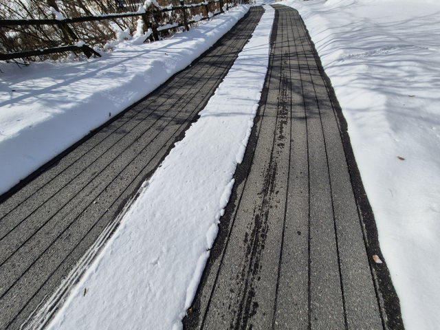 에너피아 도로 열선 시공 사례. 차량 바퀴가 닿는 부위가 얼지 않도록 열선이 가동되고 있다.에너피아 제공