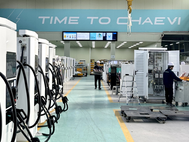 채비 대구 공장에서 해외 수출용 충전기를 제작하는 모습. 채비 제공