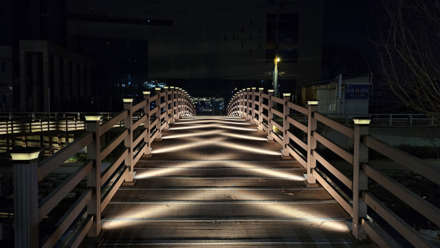 대구 달성군 화원읍 천내천 보행교량이 야관경관 개선사업을 마치고 새로운 빛의 명소로 부상하고 있다. 달성군 제공.