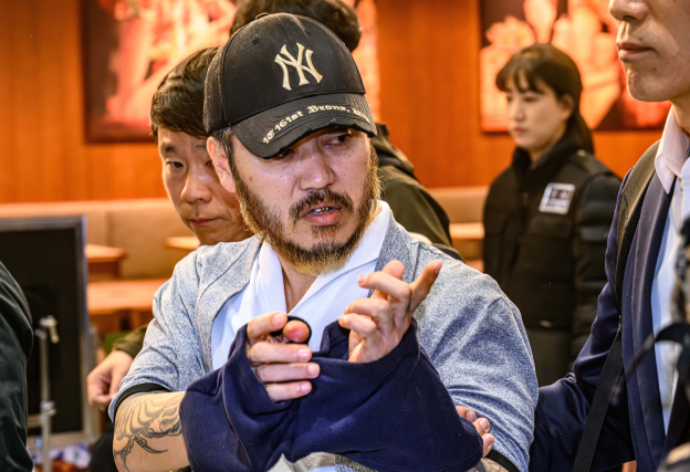 송환된 '마약왕' 박왕열 …취재진 향해 