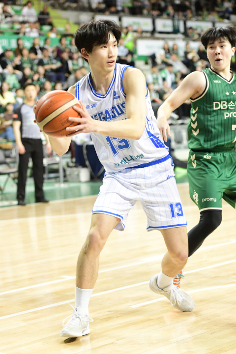 프로농구 대구 한국가스공사의 김민규가 22일 원주 DB 프로미와의 경기에서 패스받은 공을 잡고 있다. KBL 제공
