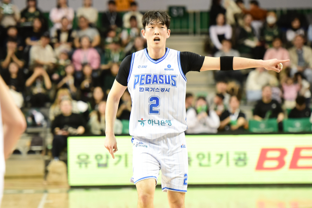 프로농구 대구 한국가스공사 페가수스의 신승민이 22일 원주 DB 프로미와의 경기에서 동료 선수들에게 위치를 지시하고 있다. KBL 제공