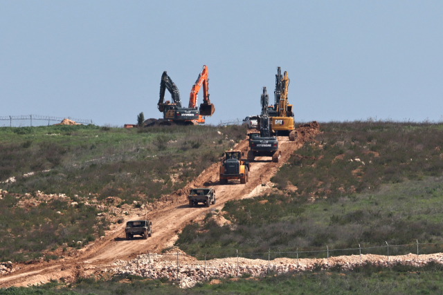 24일(현지시간) 레바논 국경에 이스라엘군이 동원한 중장비가 모습을 드러냈다. 이스라엘군은 국경 인근 헤즈볼라 작전 시설을 밀어내 남부 지역에 완충지대를 만들 계획이다. EPA 연합뉴스