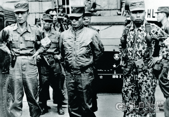 박정희 소장(가운데)이 1961년 5월 18일 육사생도 800명의 5.16 군사정변 지지 시가행진을 지켜보고 있다. 왼쪽은 박종규 소령, 오른쪽은 차지철 대위 모습.