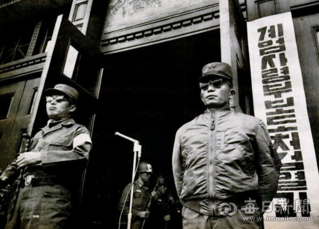 5.16 군사혁명에 성공한 뒤 서울시청 앞 광장에 모습을 나타낸 군사혁명위원회 위원장 장도영과 부위원장 박정희.