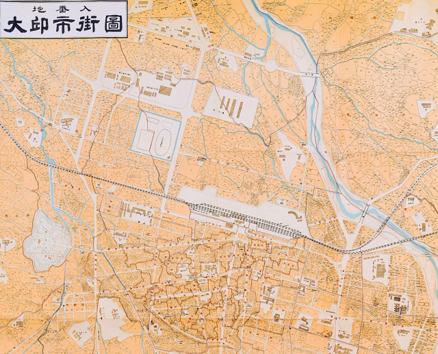 1960년대 대구 시가도 확대본. 대구역 조성 이후 한동한 황량했던 대구역 북측이 점차 개발되고 있다. 넓은 공장부지와 가까운 수자원을 활용한 제일모직을 비롯한 섬유 회사들이 자리잡게 됐다. 대구근대역사관 제공.