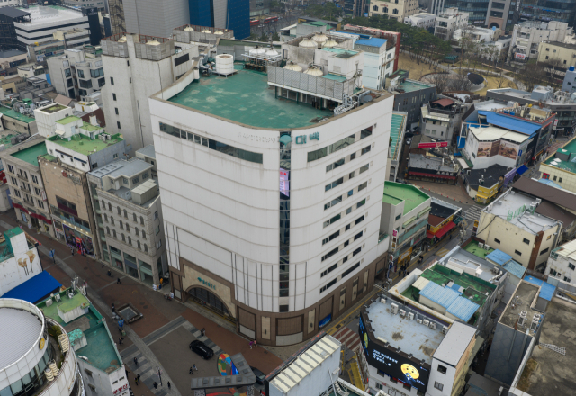25일 대구 중구 대구백화점 모습. 대구백화점 본점 부지는 폐점 이후 장기간 비어 있던 동성로 침체의 상징적 공간으로, 최근 중구청 이전 후보지로 떠오르며 도심 재생의 핵심 부지로 다시 주목받고 있다. 김영진 기자 kyjmaeil@imaeil.com