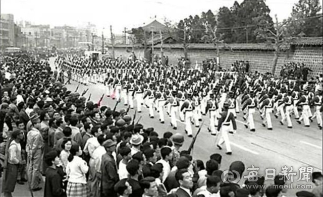 1961년 5월 18일 서울 도심. 5·16 군사정변 직후 육군사관학교 생도 800명이 군사혁명을 지지하는 시가행진을 벌이는 가운데 시민들이 거리에서 그 광경을 지켜보고 있다.