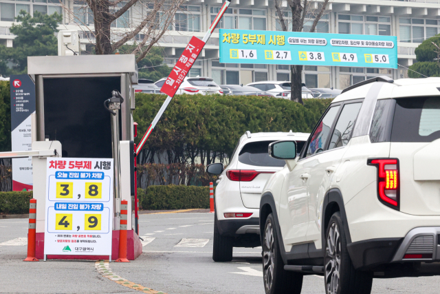 공공부문 승용차 5부제(요일제) 시행 첫날인 25일 대구시청 산격청사로 출근길 차량들이 들어가고 있다. 김영진 기자 kyjmaeil@imaeil.com