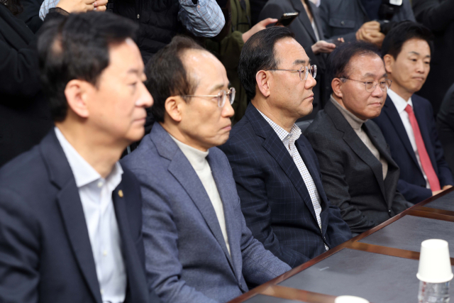 국민의힘 장동혁 대표가 22일 오전 대구시당에서 대구시장 공천과 관련해 대구지역 국회의원들과 만나는 자리에서 참석한 의원들이 굳은 표정으로 장 대표의 인사말을 듣고 있다. 사진 왼쪽부터 최은석, 추경호, 주호영, 윤재옥, 유영하 의원 연합뉴스