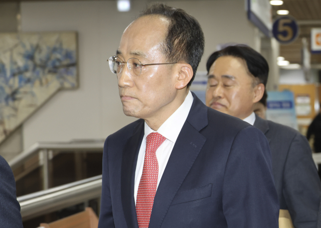 내란 중요임무 종사 혐의로 기소된 국민의힘 추경호 의원이 25일 서초구 서울중앙지법에서 열린 첫 공판에 출석하고 있다. 연합뉴스