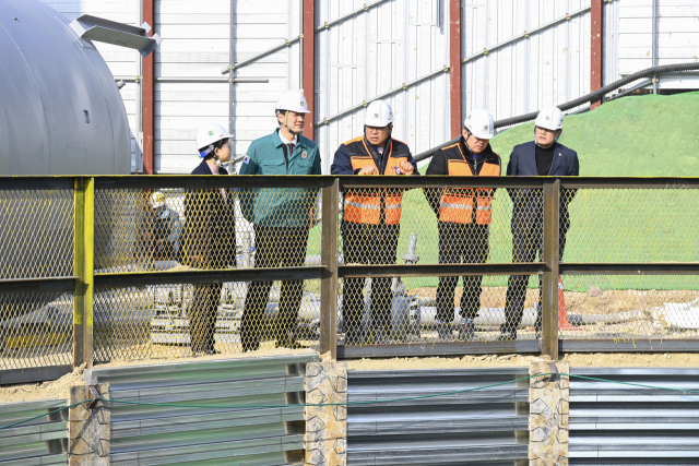 최재훈 달성군수(왼쪽에서 두번째) 등이 대구산업선 공사 현장을 시찰하고 있다. 달성군 제공.
