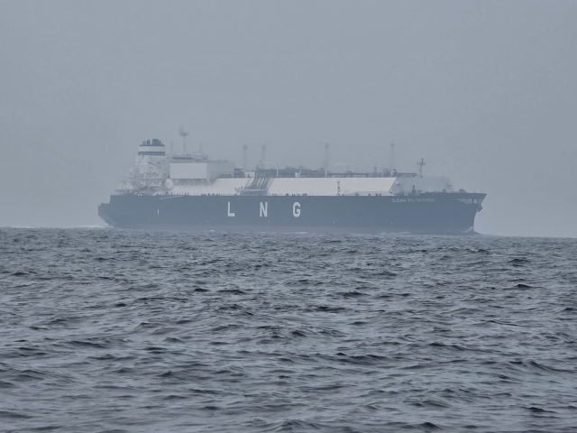 25일 강원도 삼척시 인근 해상에 LNG선이 떠 있다. 24일 리아노보스티 통신에 따르면 카타르에너지는 이날 성명을 통해 한국과 이탈리아, 벨기에, 중국과의 LNG 장기 공급 계약 이행을 일시 중단한다고 밝혔다. 연합뉴스
