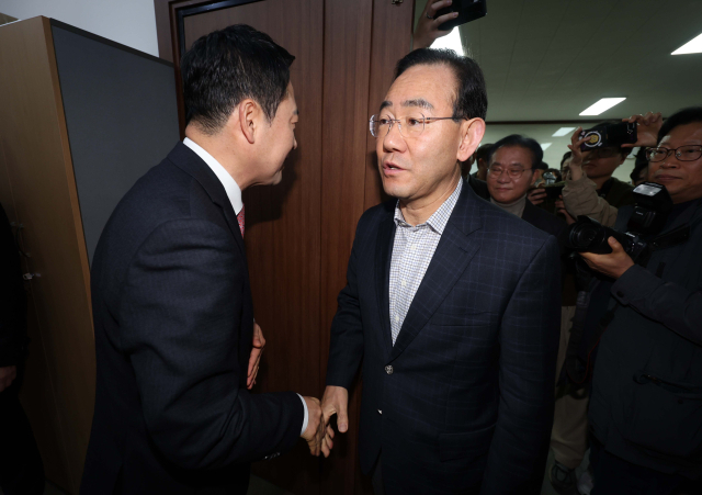 지난 22일 오전 국민의힘 대구시당에서 열린 장동혁 대표와 지역 국회의원의 비공개 연석회의에서 주호영 의원이 장 대표와 악수를 하고 있다. 연합뉴스