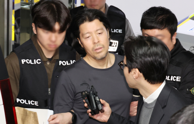 부산 항공사 기장 살해범 김동환이 26일 오전 부산 부산진경찰서에서 검찰로 송치되고 있다. 연합뉴스