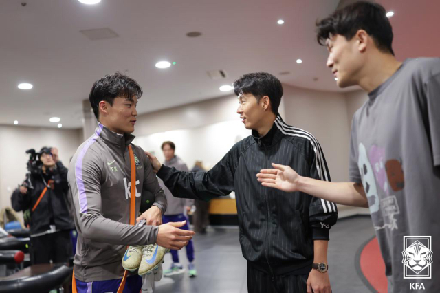 축구국가대표팀 손흥민이 23일(현지 시각) 영국 밀턴킨즈 대표팀 숙소에서 오현규, 김민재와 대화하고 있다. 연합뉴스