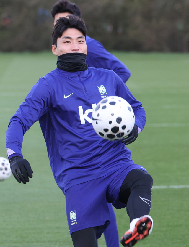 코트디부아르전을 앞둔 한국 축구 국가대표팀의 박진섭이 25일(현지시간) 영국 런던 북서쪽 밀턴킨스 MK돈스 훈련장에서 훈련하고 있다. 연합뉴스