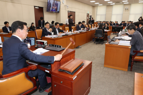 '5·1 노동절 법정공휴일 지정' 법안 행안위 통과