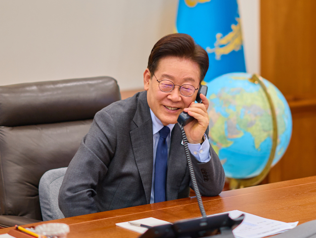 이재명 대통령이 24일 청와대 여민관 집무실에서 크리스토퍼 럭슨 뉴질랜드 총리와 통화하고 있다. 연합뉴스