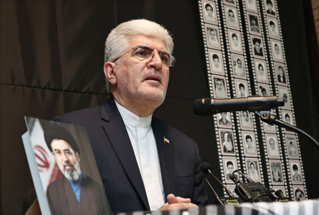 사이드 쿠제치 주한이란대사가 26일 서울 용산구 주한이란대사관에서 열린 미국·이란 전쟁 관련 사진전 및 다큐 상영 기자회견에서 취재진 질문에 답하고 있다. 연합뉴스