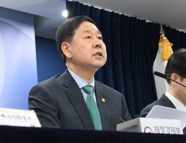 구윤철 부총리 겸 재정경제부 장관이 26일 서울 종로구 정부서울청사에서 열린 비상경제 점검회의 관련 관계부처 합동브리핑에 참석, 발표문을 낭독하고 있다. 2026.3.26. 재경부 제공