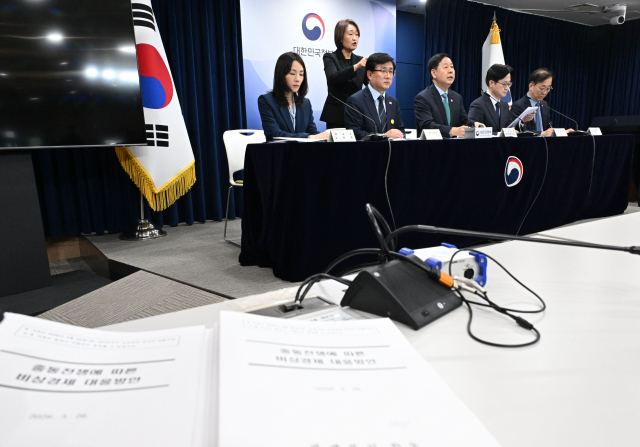 구윤철 부총리 겸 재정경제부 장관이 26일 서울 종로구 정부서울청사에서 열린 비상경제 점검회의 관련 관계부처 합동브리핑에 참석, 기자단 질문에 답변하고 있다. 왼쪽부터 김진아 외교부 2차관, 김성환 기후에너지환경부 장관, 구윤철 부총리, 김정관 산업통상부 장관, 김윤덕 국토교통부 장관. 2026.3.26. 재경부 제공