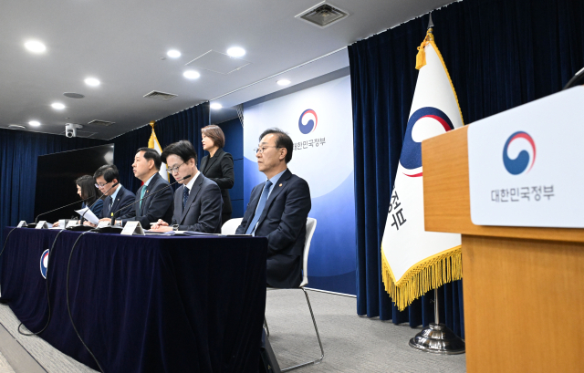 구윤철 부총리 겸 재정경제부 장관이 26일 서울 종로구 정부서울청사에서 열린 비상경제 점검회의 관련 관계부처 합동브리핑에 참석, 기자단 질문에 답변하고 있다. 왼쪽부터 김진아 외교부 2차관, 김성환 기후에너지환경부 장관, 구윤철 부총리, 김정관 산업통상부 장관, 김윤덕 국토교통부 장관. 2026.3.26. 재경부 제공